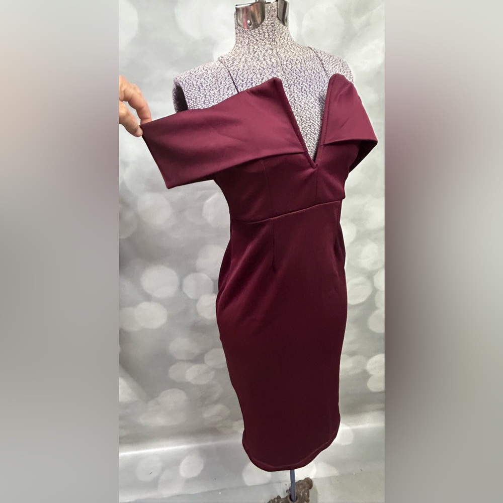 Unbranded burgundy-colored dress that can‎ be worn on or off the shoulder